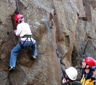 Bajo la atenta mirada del guía 